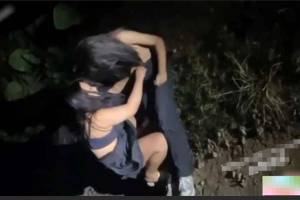 校园霸凌！ 学生妹放学后被混混扒光衣服 霸凌羞辱