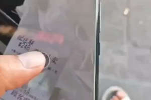 太缺德了！美团女骑手 往外卖货里放毛 还拍视频炫耀 震惊全网！