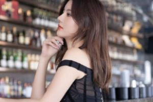 秀人网顶流女神 阿朱最新写真 演绎剧情 酒吧喝醉被捡尸