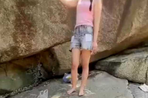 嬳公司刚入职的财务小妹妹郊游，吃饱喝足兴致来了撩妹子