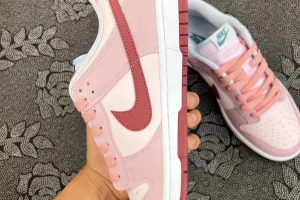 Nike Dunk Low 气泡水1 草莓抱抱猪可爱甜美 板鞋 草莓粉配色?