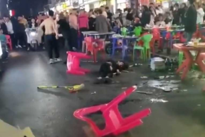 年轻人真下死手啊！河北省邯郸市康德夜市打人事件 被打男子躺在地上浑身抽搐 应该活不了了！