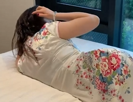 女儿的民族舞老实穿着旗袍 在家中的卧室