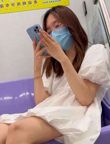 眼镜一戴 谁也不爱 要说还得看眼镜娘 天气太热