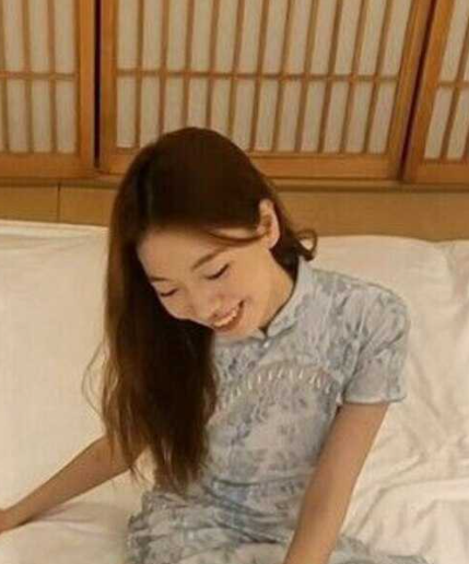 甜美小虎牙野模穿着旗袍