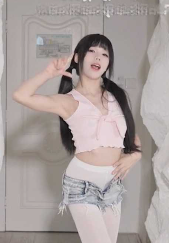 B站网红UP主 极品小萝莉 咬一口兔娘 COS吉他妹妹