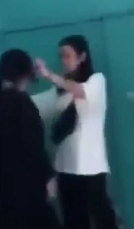 湖南株洲茶陵县学校发生恶性女性霸凌 一帮小魔鬼有说有笑 在校园楼梯间疯狂用拖鞋掌扇小女孩头部