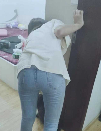 大神独爱我妹 为证真实把身份证都照出来 趁妹妹写作业时 偷偷从后面