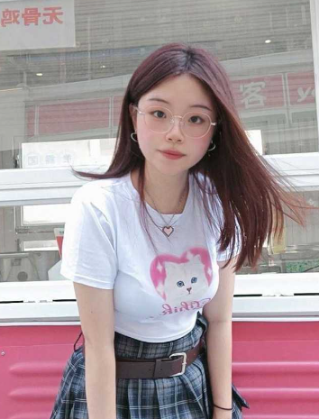 瓜友分享嬳的眼镜学生妹！在她们学校1场上的小隔间