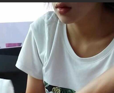 嬳到一个年龄不大的韩国清纯少女 在车上露脸