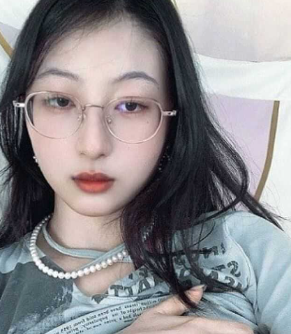 天上的飞机高 地上的眼睛！表面御姐范很文静的女大学生就爱吃鸡 化妆美颜