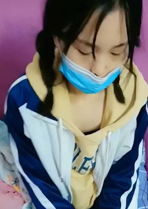 中学妹妹为了见异地男友 卖货掉