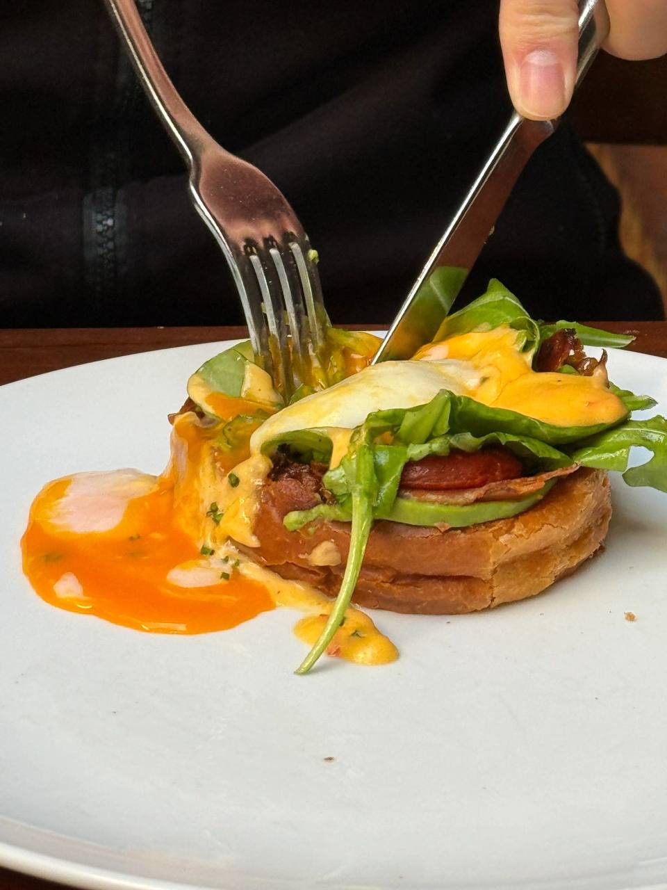 #美国?? #加州 #洛杉矶 #美食 Republique  ? 624 S La Brea Ave, Los Angeles, CA 90036   LA老网红，真的蛮好吃！ ▫️BLT Benedict ▫️Mushroom Toast ▫️Basque Cheesecake 口感很赞，流心，但含糖量因该是我自己做的三倍！ ▫️可露丽：外脆里有嚼劲，喜欢。 ▫️开心果甜品：尚可！ ▫️带树梅的那个甜品不好吃。