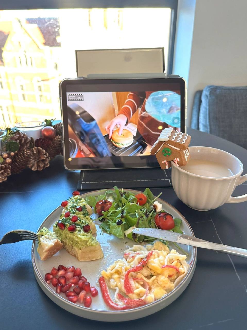 #英国 ?? #美食 #早餐  Christmas Brunch  做個繽紛又營養的聖誕早餐?   酪梨聖誕樹鬆餅 蟹柳滑蛋 草莓香蕉聖誕老人 聖誕沙拉  酪梨聖誕樹鬆餅： ?️食材 酪梨 石榴 青醬 聖誕樹鬆餅   ?步驟 -半顆酪梨搗碎成泥 -加入鹽/胡椒/一小勺青醬調味 -鬆餅放微波爐加熱2分鐘 -將酪梨醬塗抹於鬆餅並灑上石榴裝飾即可