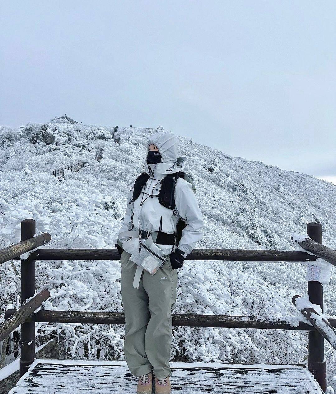 #韩国?? 德裕山 #户外 德裕山 덕유산(1614m)? 推荐登山路线： ✔️무주리조트 주차장 – 곤도라 – 설천봉 – 향적봉 – 향적봉대피소 – 원점 ?开车过去的话就把车停在무주리조트停车场就可以，地址: 전북 무주군 설천면 만선로 185