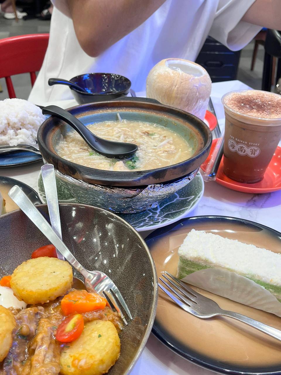 #新加坡?? #樟宜机场 #美食 #海南菜 海南咖喱饭很香超下饭，红酒牛尾没找到点了焖牛肉，也很不错，很喜欢里面的薯饼（像麦当劳…） 甜品有很多种，爱斑斓味道的所有❤️ 在星耀樟宜值得一吃?而且还蛮划算的 人均160   ? B2-201/202, Jewel Changi, 78 Airport Blvd., 新加坡 819666