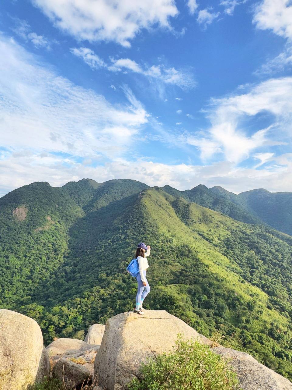 #香港?? #户外 #爬山 #运动 #美女 #身材  ?女婆山·香港最大顆的鑽石你想搬回家嗎？ 女婆山原名「雷婆山」，位於新界沙田區東部，高海拔399米，據說是因為山上行雷閃電多而得名。女婆山南脊有一著名石景「陽元石」（又稱“不文石”)最為人熟識。   陽元石 純粹以欣賞石頭來說，這根石頭是特別的 路線：港鐵大水坑站下車，走10分鐘左右至富安花園開始起步➡️梅子林➡️陽元石➡️鑽石➡️陽元石➡️黃泥頭坐小巴或巴士去港鐵站離開 全程三小時完成，包括大量影相休息