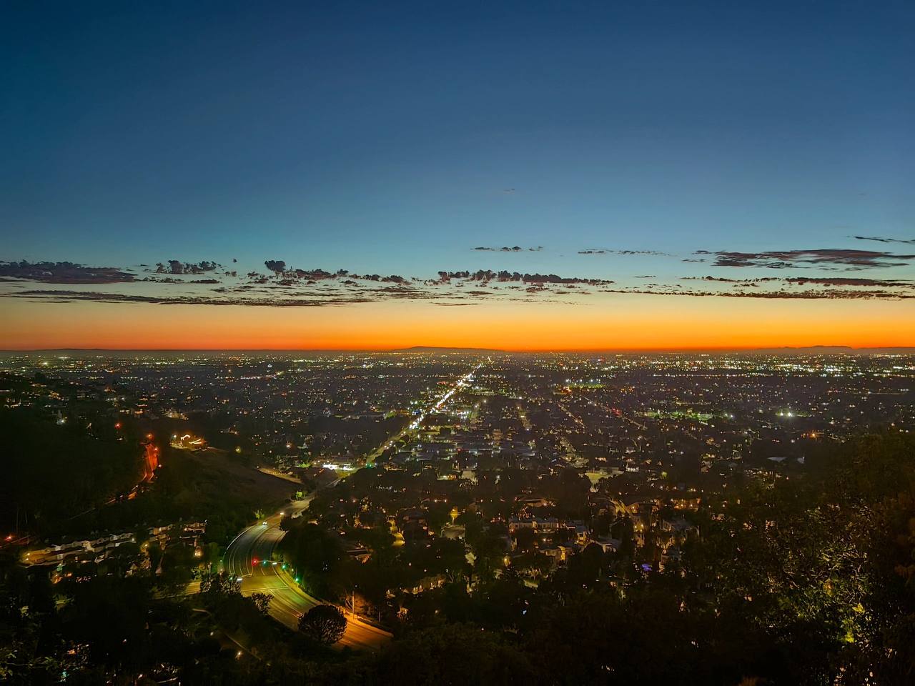 #美国?? #加州 #美食 #落日 尔湾山顶餐厅||山顶Orange Hill 餐厅 尔湾最美餐厅了，可以俯瞰整个城市，晚餐正好赶上日落，照映着整个餐厅，红色晚霞带着几抹灰色，很美！菜品味道还不错。赶不上景色。饮品用心设计过，有氛围感的容器端上来的。很有特色，适合嬳会的地方??