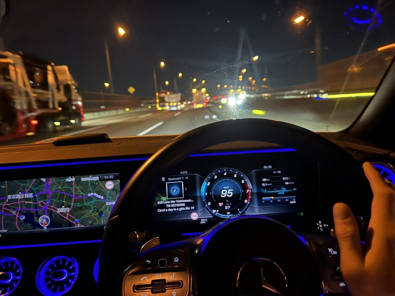 #开车 #奔驰 #右舵 #素材 #美女 #晚上开车 #氛围灯 #豪车