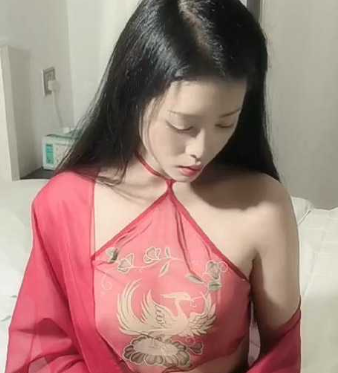 美艳 李婉儿 为寻刺激与老公在户外树林