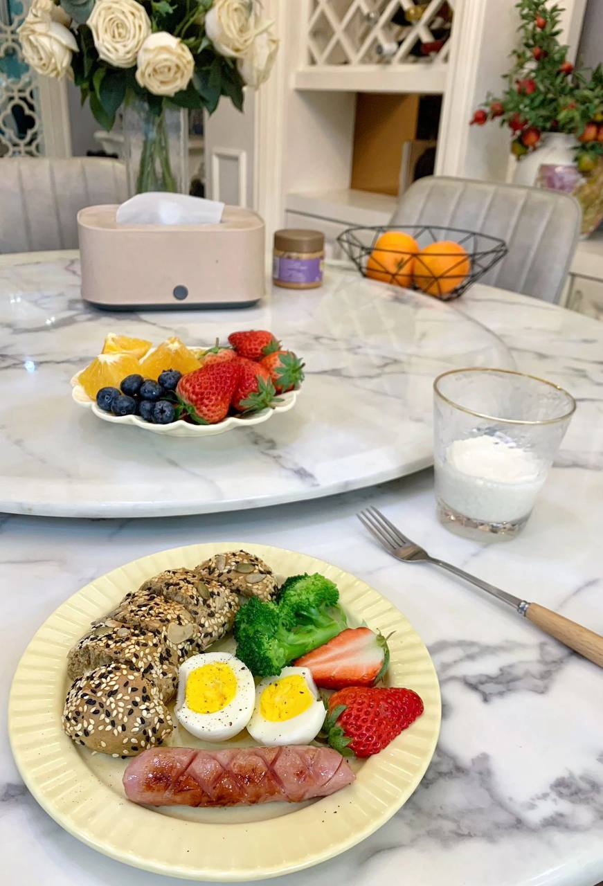 #早餐 #美食   今日早餐：山姆·杂粮1酪包➕西兰花?➕水煮蛋?➕香肠➕草莓?➕橙子?➕蓝莓?