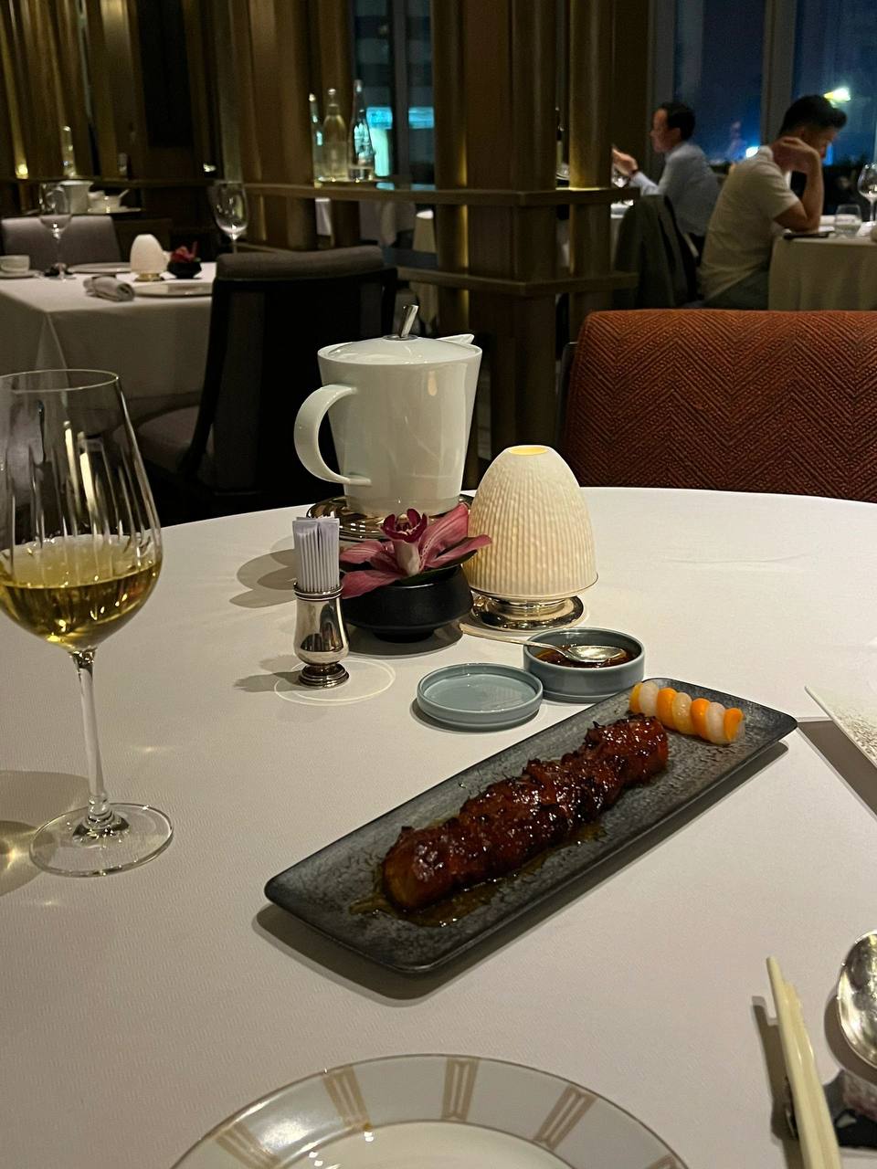 #香港 ??#美食 #粤菜 #米其林  香港｜瑞吉酒店·润  藏在瑞吉酒店二楼的中餐厅，招牌盐香鸡和叉烧需要预定，味道确实很不错