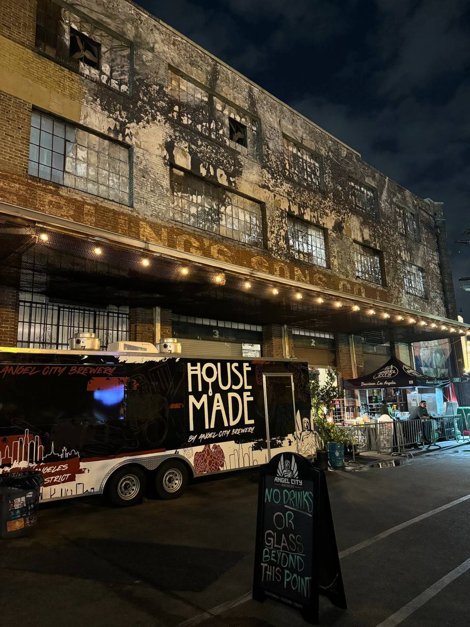 #美国?? #洛杉矶  Truly LA 太适合和朋友来喝一杯啦?  环境很好，一侧是Angel City，一侧是Truly LA，在bar点?点食物，然后找自己喜欢的地方坐，很惬意，适合晚上嬳会聊天。   ?216 S Alameda St, Los Angeles, CA 90012