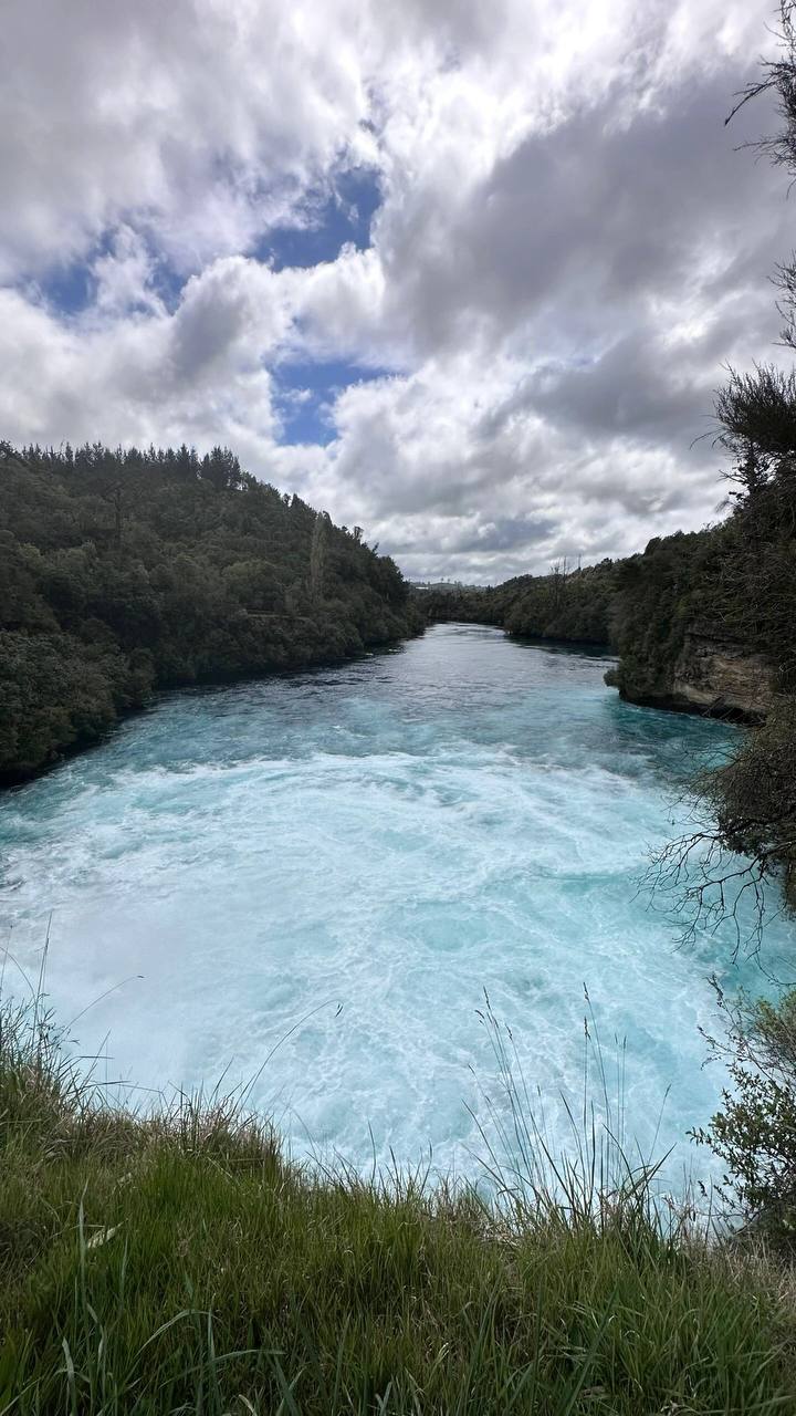 #新西兰??   这个蓝是真实存在的||?Taupo Huka falls Huka也是泡沫的意思 胡卡瀑布每秒 22万升水流 能灌满整个足球场 湍急的水流看到的是冰蓝色 再往下看到的是宝石蓝 就像一下进去了潘多拉水之道世界既神秘又美丽。