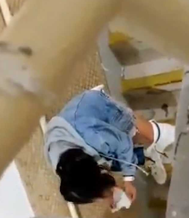 高中小情侣楼道 女生发现被人TP后还继续 这样更刺激是吧