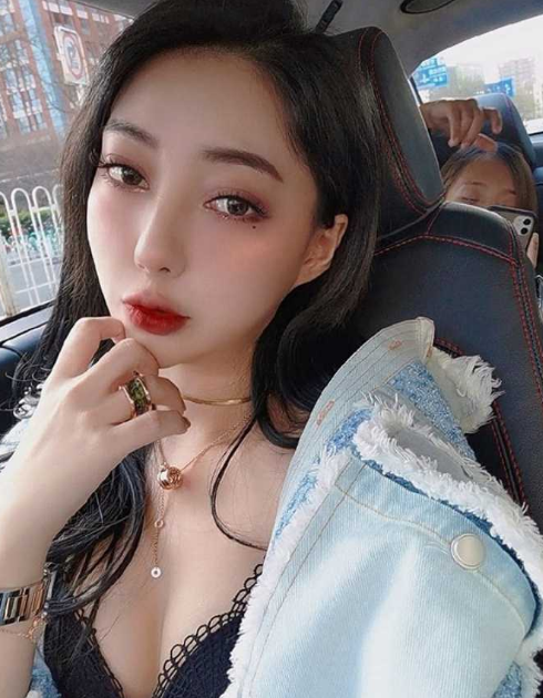 网红郭美美 出狱后再度成为关注焦点 回湖南益阳高调炫富嗮别墅 整容改头换面进军直播带货收入颇丰