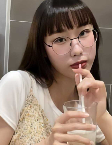 高雄 三信家商职校 眼镜学生妹 被黄毛PUA 当着朋友面