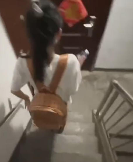 跟踪邻居家的女儿 高马尾先天JK圣体