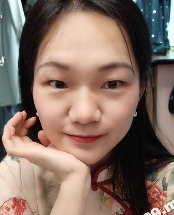 的招牌造型 剪刀手吐舌头翻翻白眼 你还来个旗袍中国风