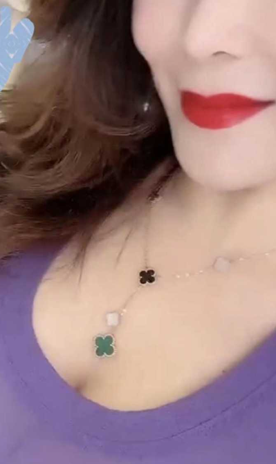 在妈妈穿着瑜伽服练习健美