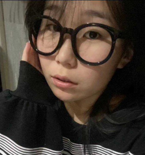 高三在校的眼镜娘学生妹 表面清纯校花