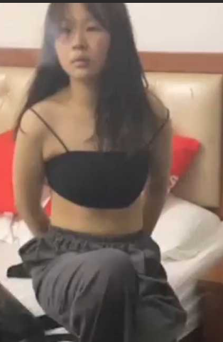 霸凌事件！精神小妹把清纯少女嬳到旅店进行霸凌群殴