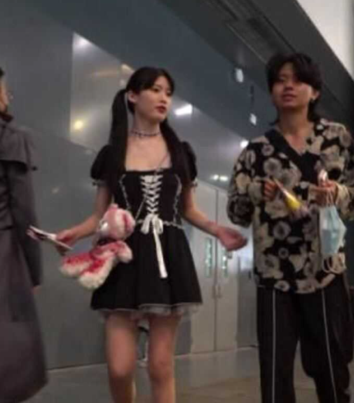 COS展发现一名双马尾女仆小姐姐