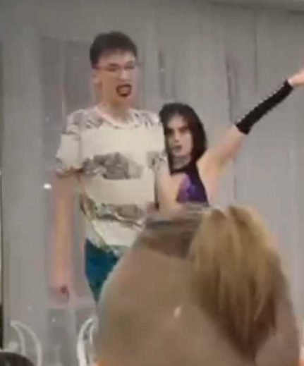 俄罗斯 一名高颜值少女 在生日庆祝活动