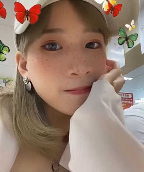 台湾渣男PUA自己的白嫩大1女友叫来闺蜜一起玩