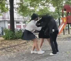 2个精神小妹霸凌150斤女坦克 白长这个大体格子了！