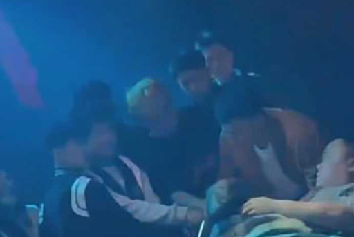 青岛奥斯卡酒吧吃鸡门！可爱嫩妹当众给胖子