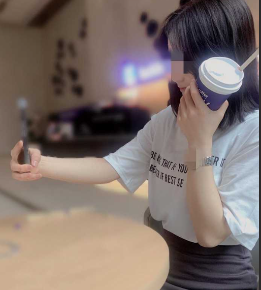 ！姐姐的美腿穿着黑丝真是让人欲罢不能 不得不说长得好看的人就算是TP也很好看