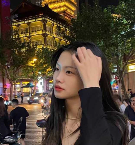 华中科技大学 24岁刚毕业的校花 白依雪 平时看着超级清纯