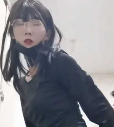 伪娘男扮女装在女厕面不改色露出