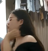 三对情侣打牌玩成人游戏 气氛到了就开