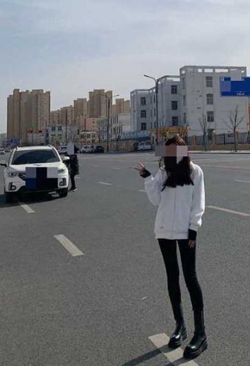 灌翻美女邻居 不顾幼儿园孩子在家 把美女邻居灌醉