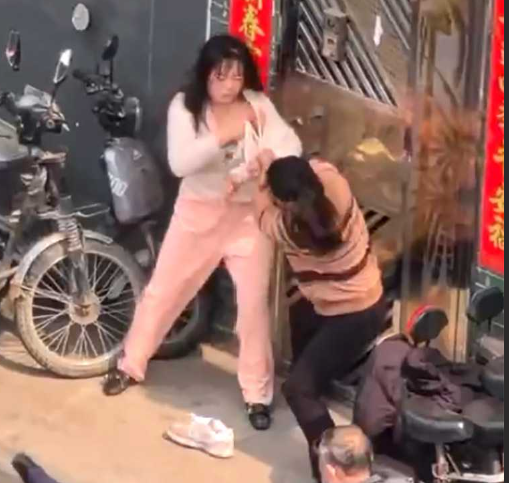 公公睡了儿子女友 广州一父亲*儿子女友 几人当街大打出手 民警路过也束手无策