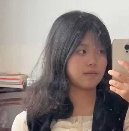 微胖丰满换上 lolita装在镜子前