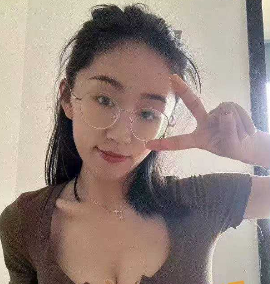 上海*事件女主最新后续！女子停职后跑去开直播后