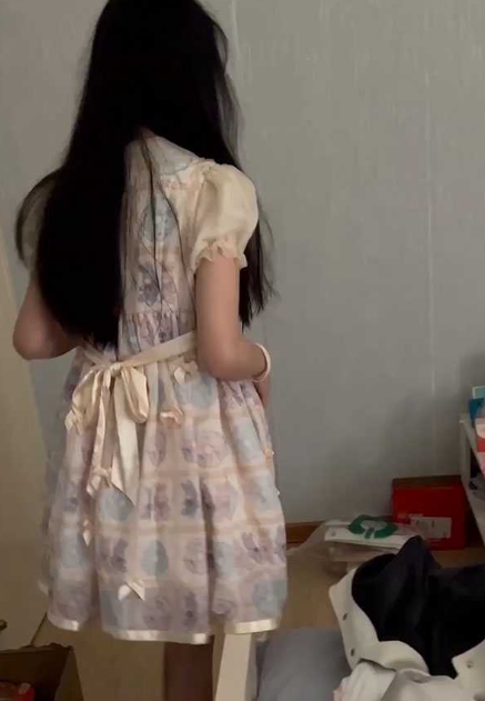 精神小伙把洛丽塔嫩妹带回自己的出租屋内 强迫